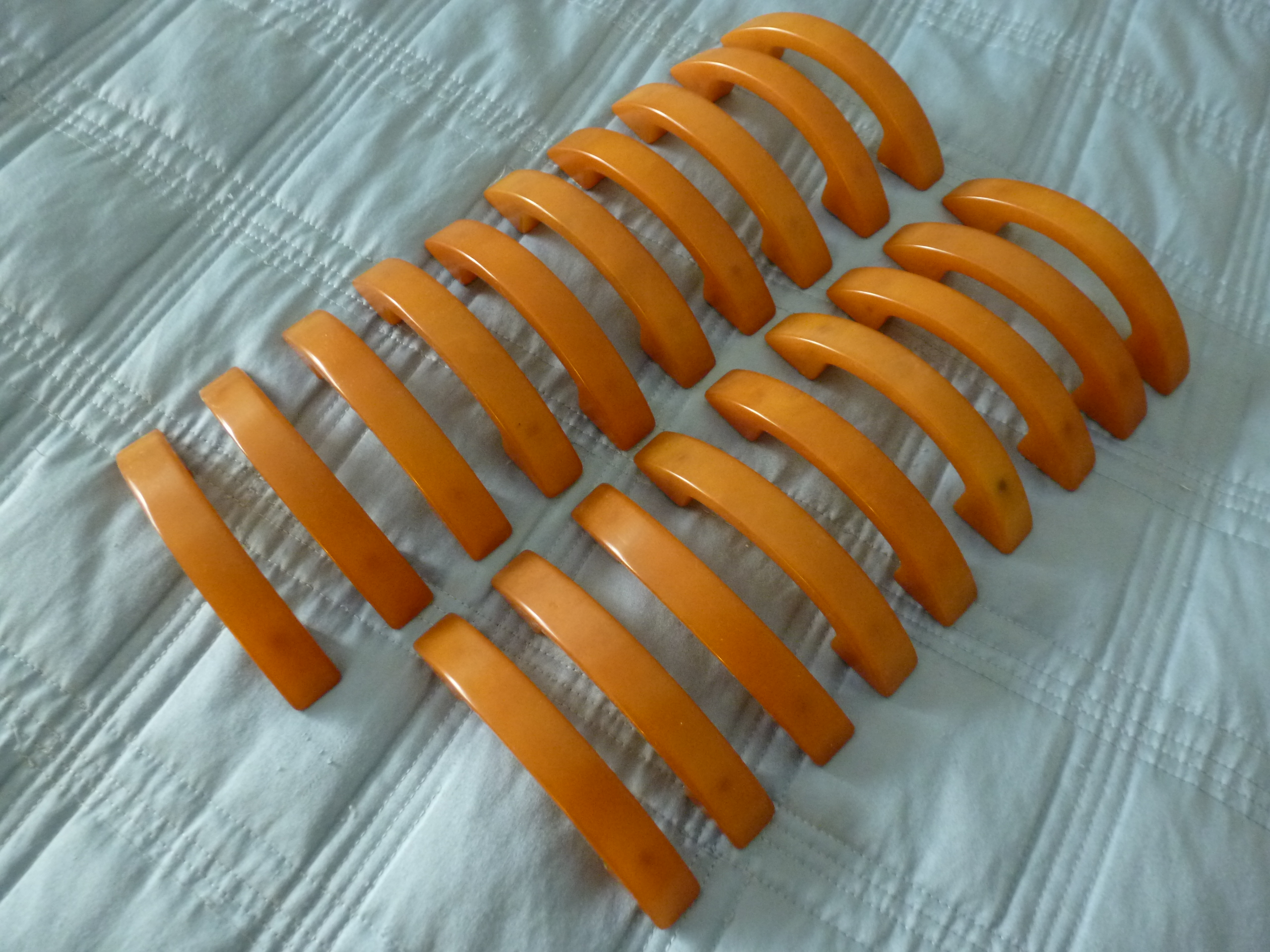 BAKELITE BUTTERSCOTCH HANDLE/PULLS (19) InstAppraisal